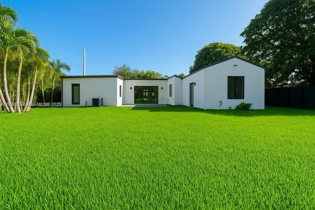 a view of a house with a yard