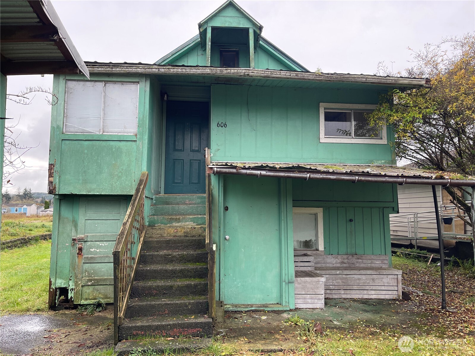 606 West Schley Street Aberdeen, WA 98520 - Photo 2 of 19 a front view of a house with a yard
