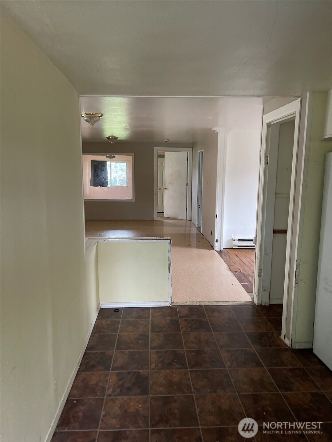 606 West Schley Street Aberdeen, WA 98520 - Photo 4 of 19 a view of an entryway