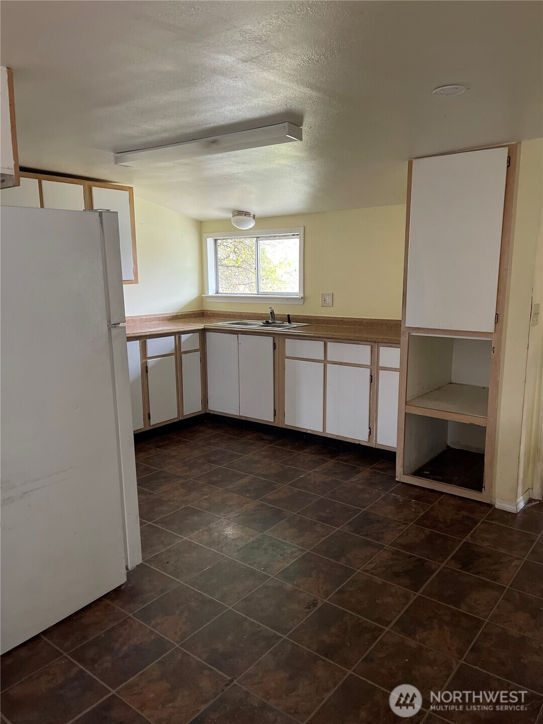 606 West Schley Street Aberdeen, WA 98520 - Photo 6 of 19 a kitchen with a sink and cabinets
