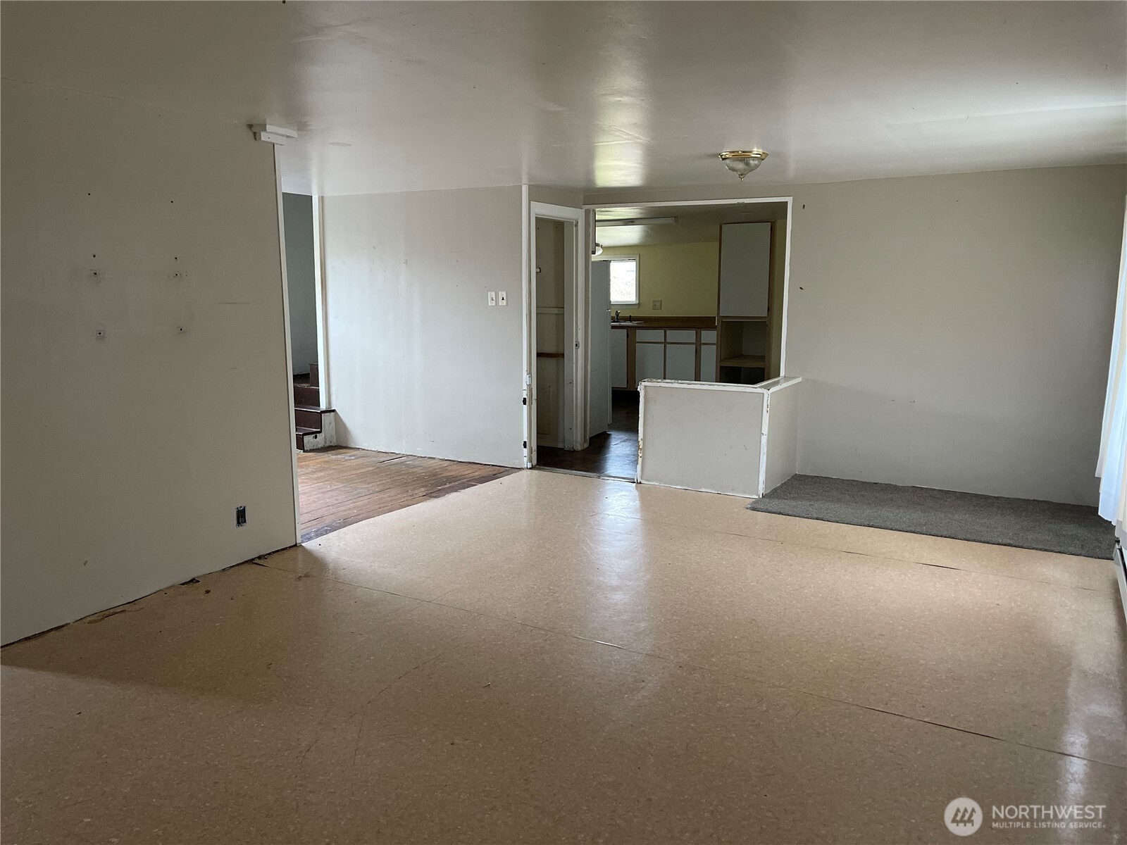 606 West Schley Street Aberdeen, WA 98520 - Photo 9 of 19 an empty room with wooden floor and mirror