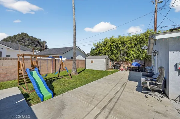 a view of a house with backyard and porch