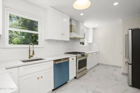 $1,600,000 | 10 MacArthur Drive, Old Greenwich, CT 06870