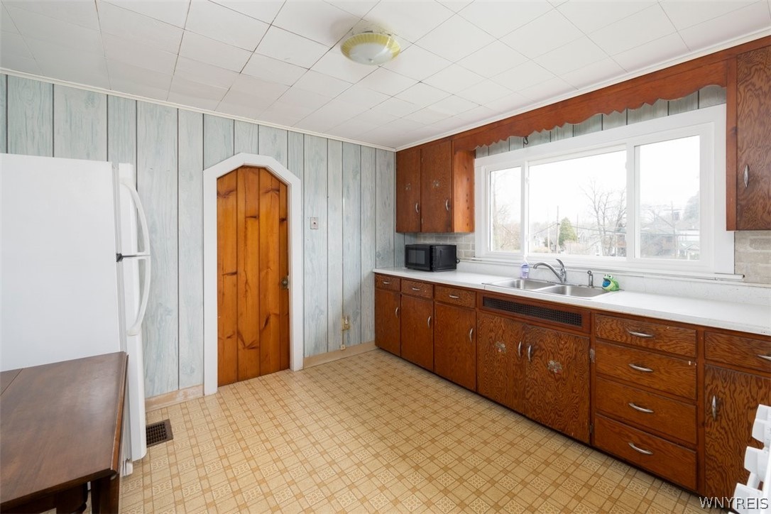 78 Knox Road East Aurora, NY 14052 - Photo 14 of 24 Upper Kitchen