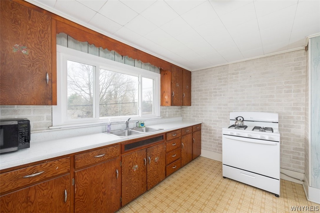 78 Knox Road East Aurora, NY 14052 - Photo 15 of 24 Upper Kitchen