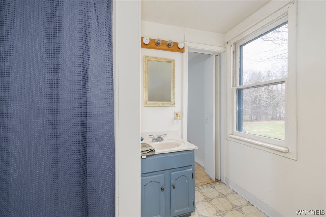 78 Knox Road East Aurora, NY 14052 - Photo 20 of 24 Upper Bathroom