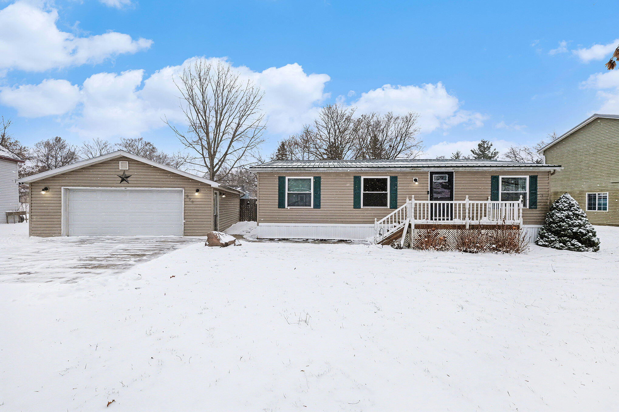 272 South Tabor Street Lyons, MI 48851 - Photo 3 of 16 003_file_696