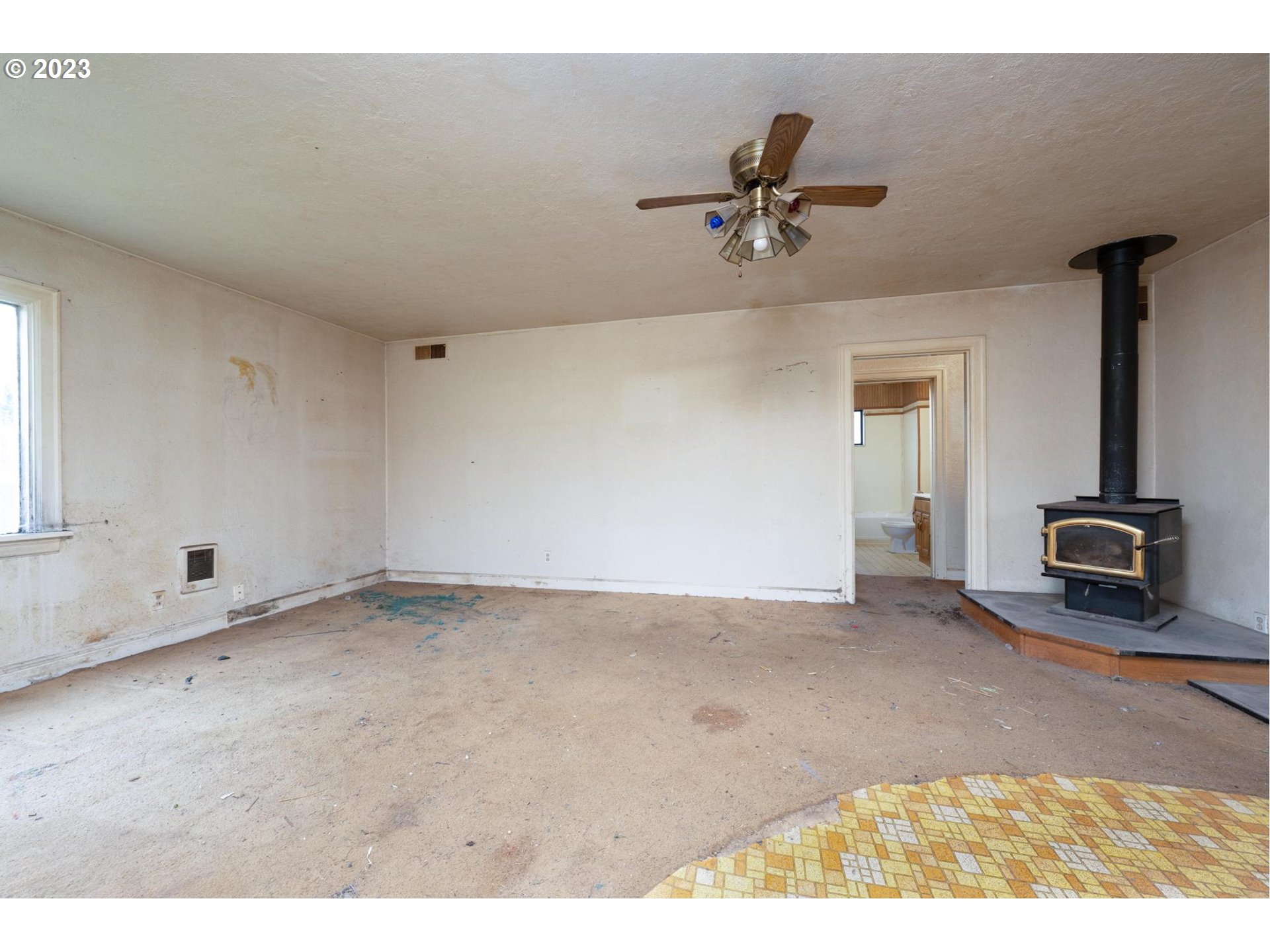 92182 Front Road Astoria, OR 97103 - Photo 3 of 21 a view of a livingroom with a ceiling fan and window