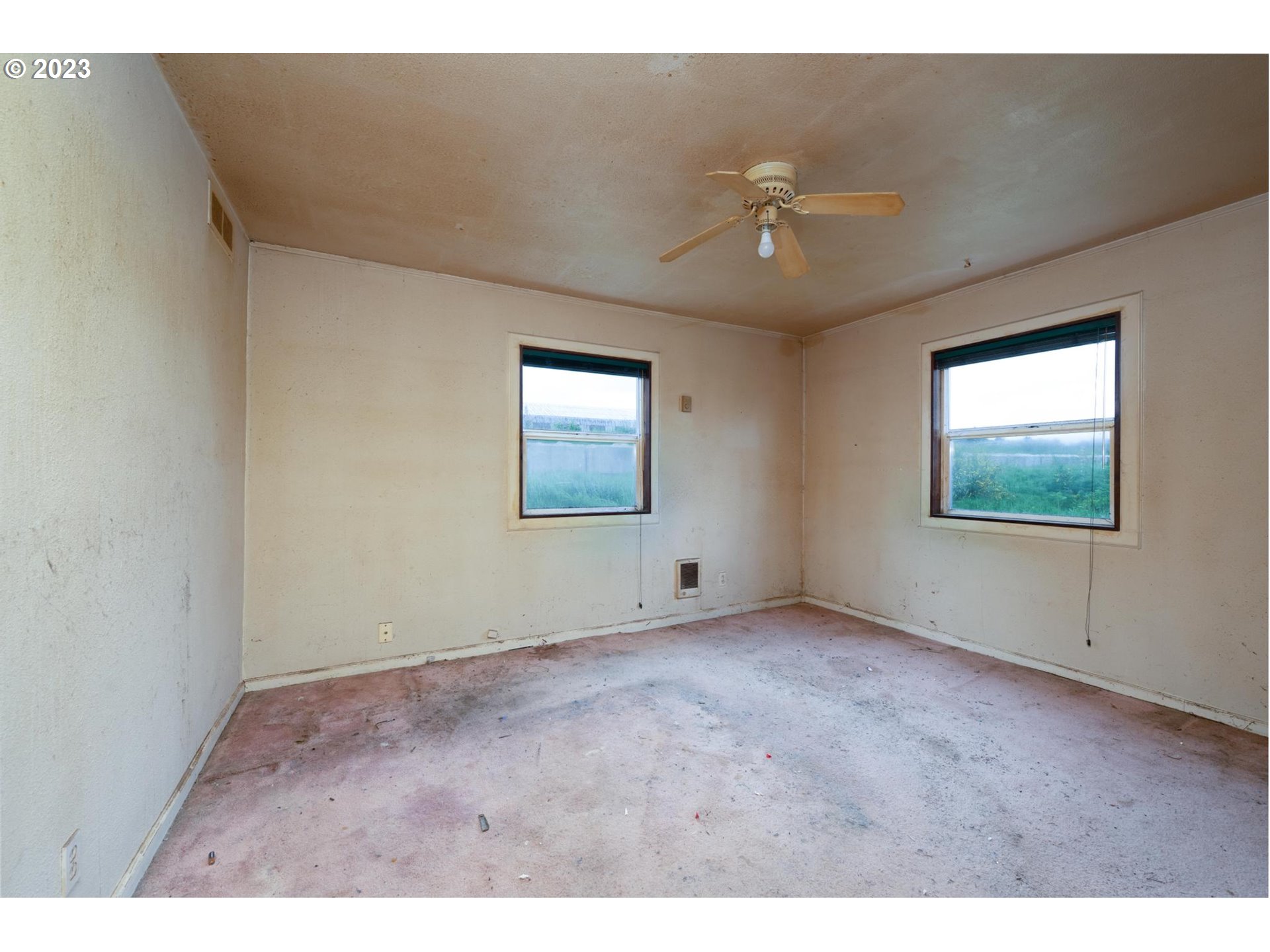 92182 Front Road Astoria, OR 97103 - Photo 8 of 21 a view of an empty room with ceiling fan