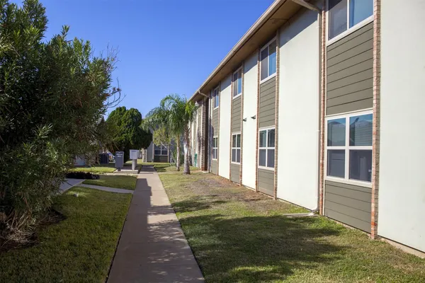 $720 | 300 East Mann Road, Laredo, TX 78041