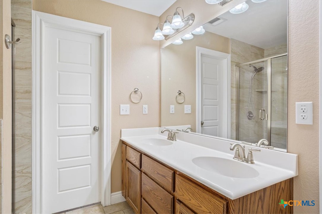 198 Sheridan Loop Belton, TX 76513 - Photo 19 of 31 a bathroom with a sink double vanity and a mirror