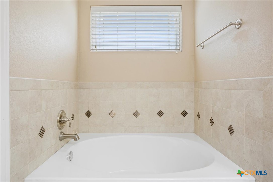 198 Sheridan Loop Belton, TX 76513 - Photo 22 of 31 a bathroom with a bathtub
