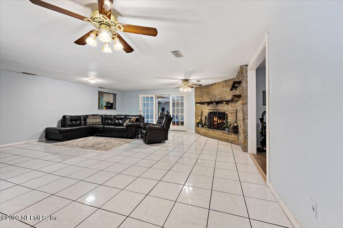 12116 Old Plank Road Jacksonville, FL 32220 - Photo 10 of 36 09-Family Room