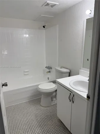 $1,950 | 5755 West 20th Avenue, Unit 201, Hialeah, FL 33012