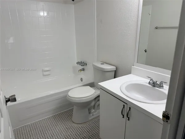 $1,950 | 5755 West 20th Avenue, Unit 201, Hialeah, FL 33012