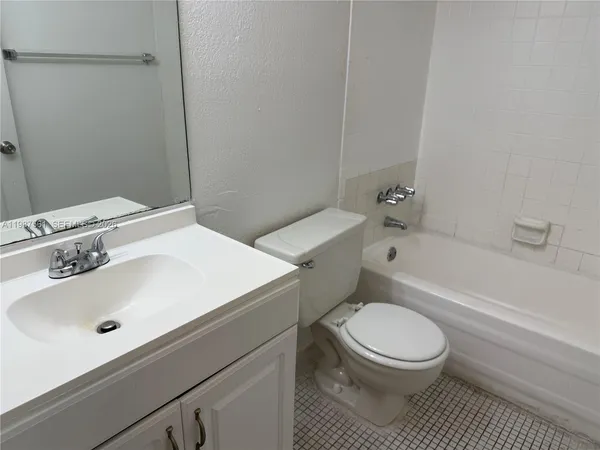 $1,950 | 5755 West 20th Avenue, Unit 201, Hialeah, FL 33012