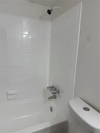 $1,950 | 5755 West 20th Avenue, Unit 201, Hialeah, FL 33012