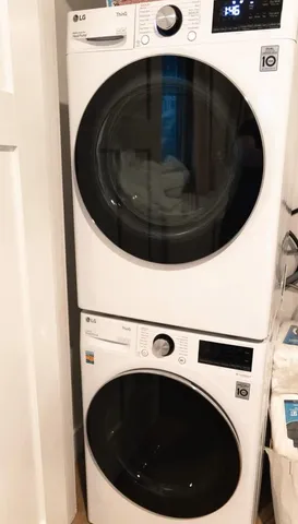 a close up view of a washer and dryer