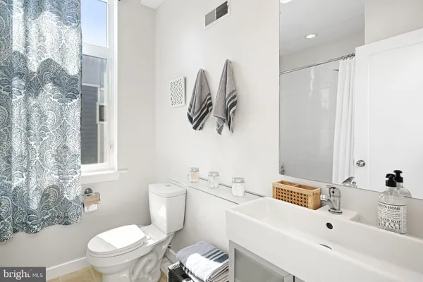 $3,600 | 842 North Leithgow Street, Philadelphia, PA 19123