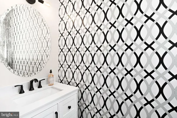$3,600 | 842 North Leithgow Street, Philadelphia, PA 19123