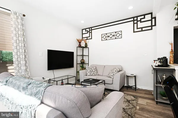 $3,600 | 842 North Leithgow Street, Philadelphia, PA 19123