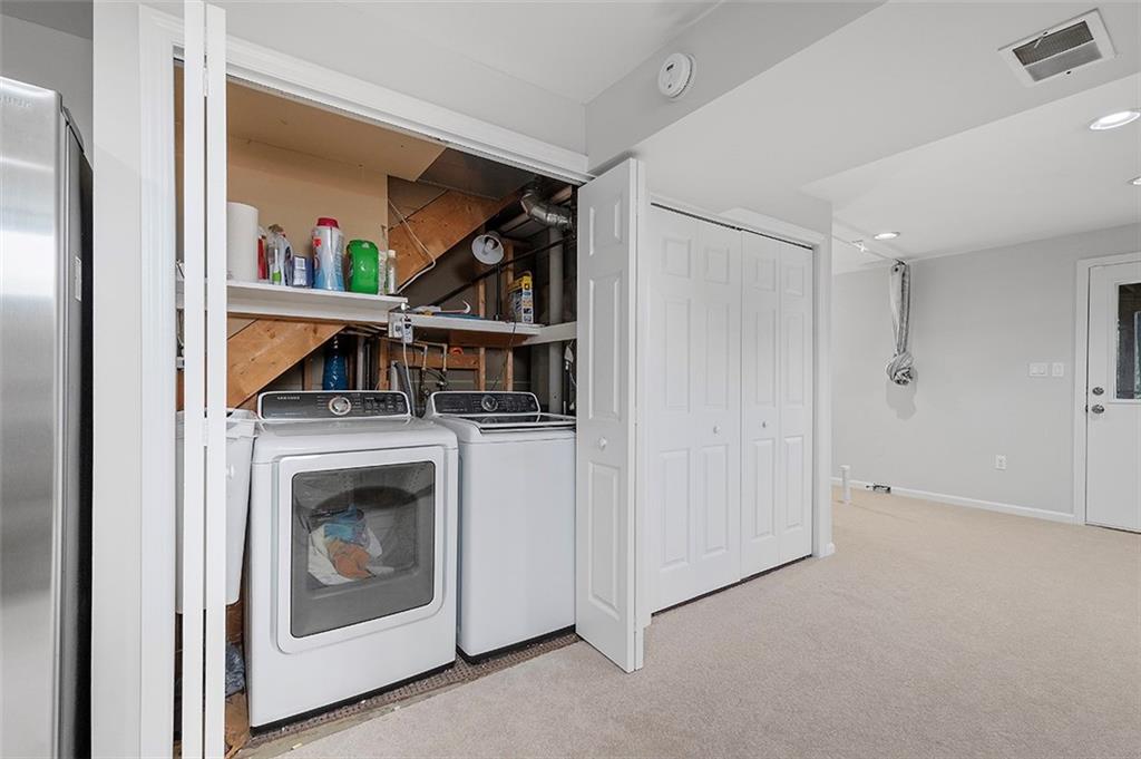 482 Shelbourne Drive Pittsburgh, PA 15239 - Photo 38 of 49 a view of livingroom with washer and dryer