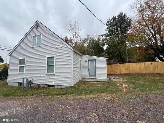 a view of a house with backyard and garden