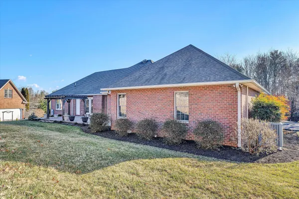 $625,000 | 6304 Roselawn Ct Drive, Roanoke, VA 24018