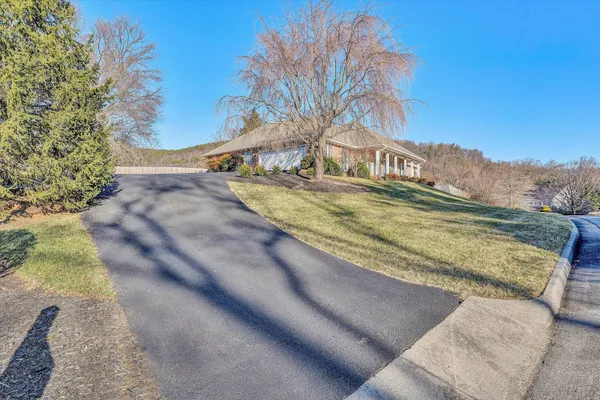 $625,000 | 6304 Roselawn Ct Drive, Roanoke, VA 24018