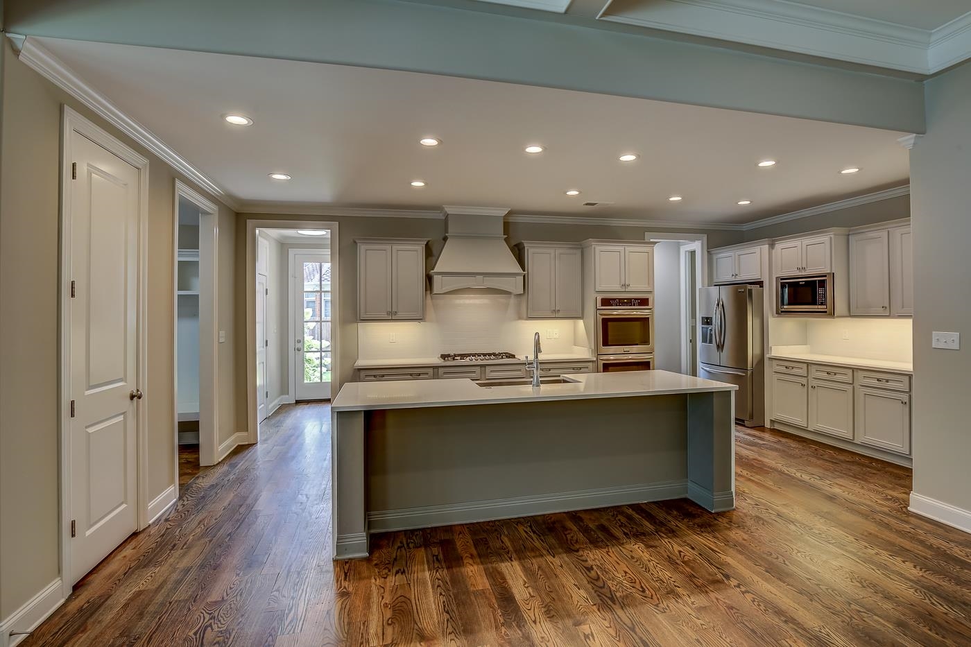 1908 Riverdale Road Germantown, TN 38138 - Photo 8 of 40 10 recessed can lights with 2 piece crown molding. Hardwood floor. Frigidaire "Gallery" stainless steel appliances; refrigerator, double oven, 5 burner gas range, vent-a-hood, stainless steel tub dishwasher and microwave.