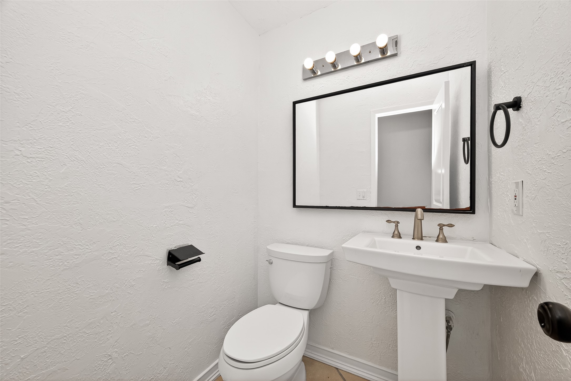 42 Rockridge Drive Spring, TX 77381 - Photo 16 of 39 Downstairs powder bath.