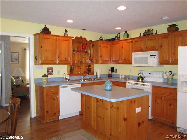 6709 Davis Road Quinton, VA 23141 - Photo 4 of 18 Kitchen