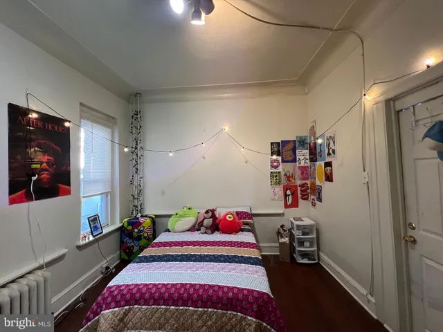 a bed room with a bed and a closet