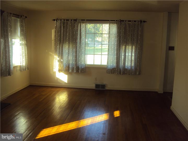 124 Atwood Road Flourtown, PA 19031 - Photo 4 of 12 Living Room