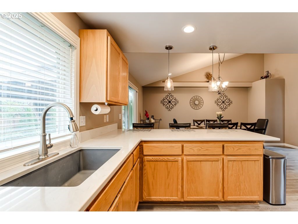 2958 Dry Creek Road Eugene, OR 97404 - Photo 20 of 48 Kitchen/Dining Room