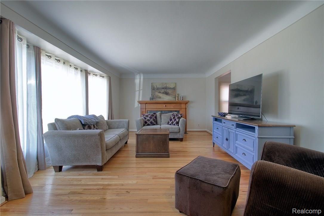 1990 Littlestone Road Grosse Pointe, MI 48236 - Photo 4 of 32 Great_Room.jpg