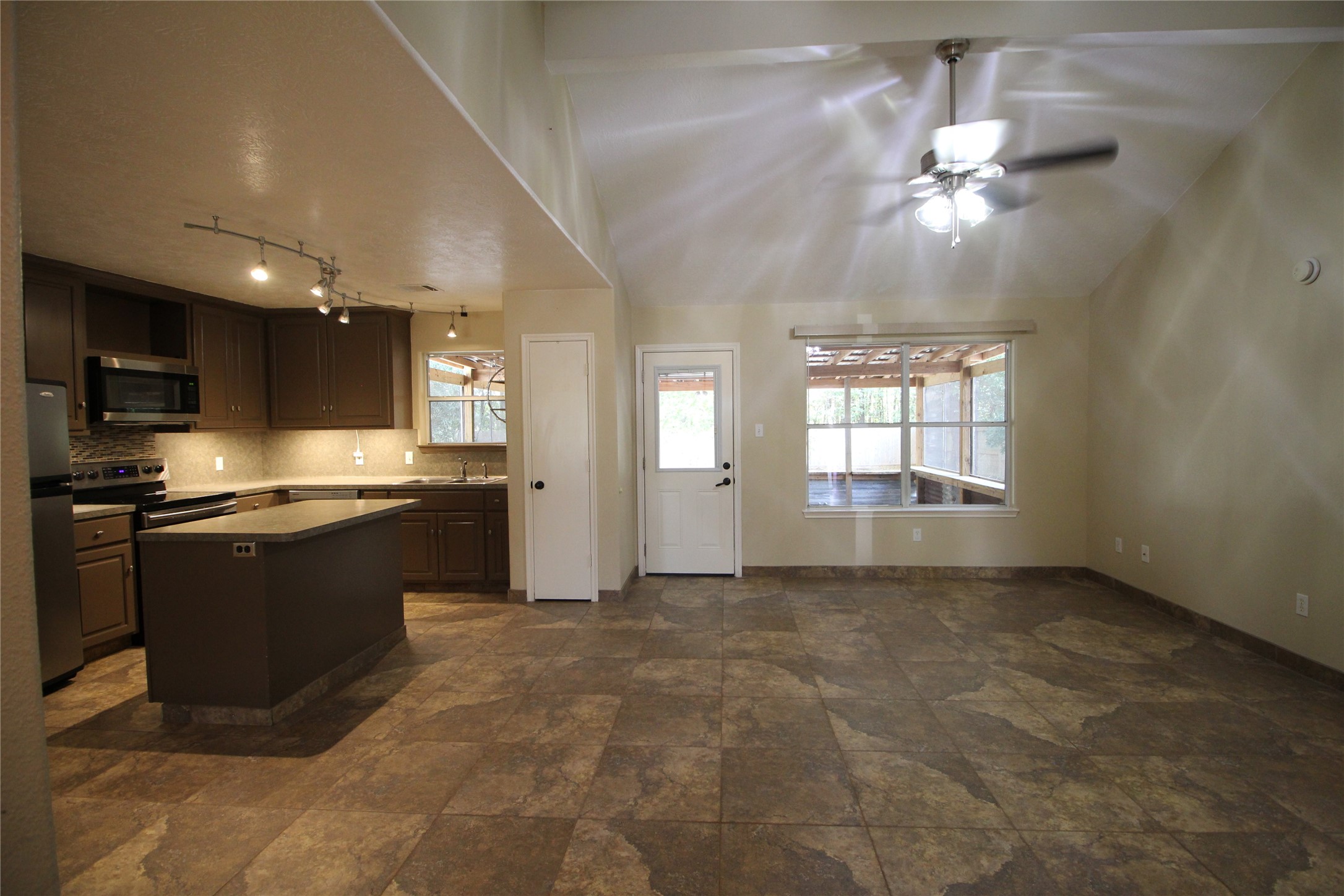 16405 Sun View Lane Conroe, TX 77302 - Photo 8 of 31