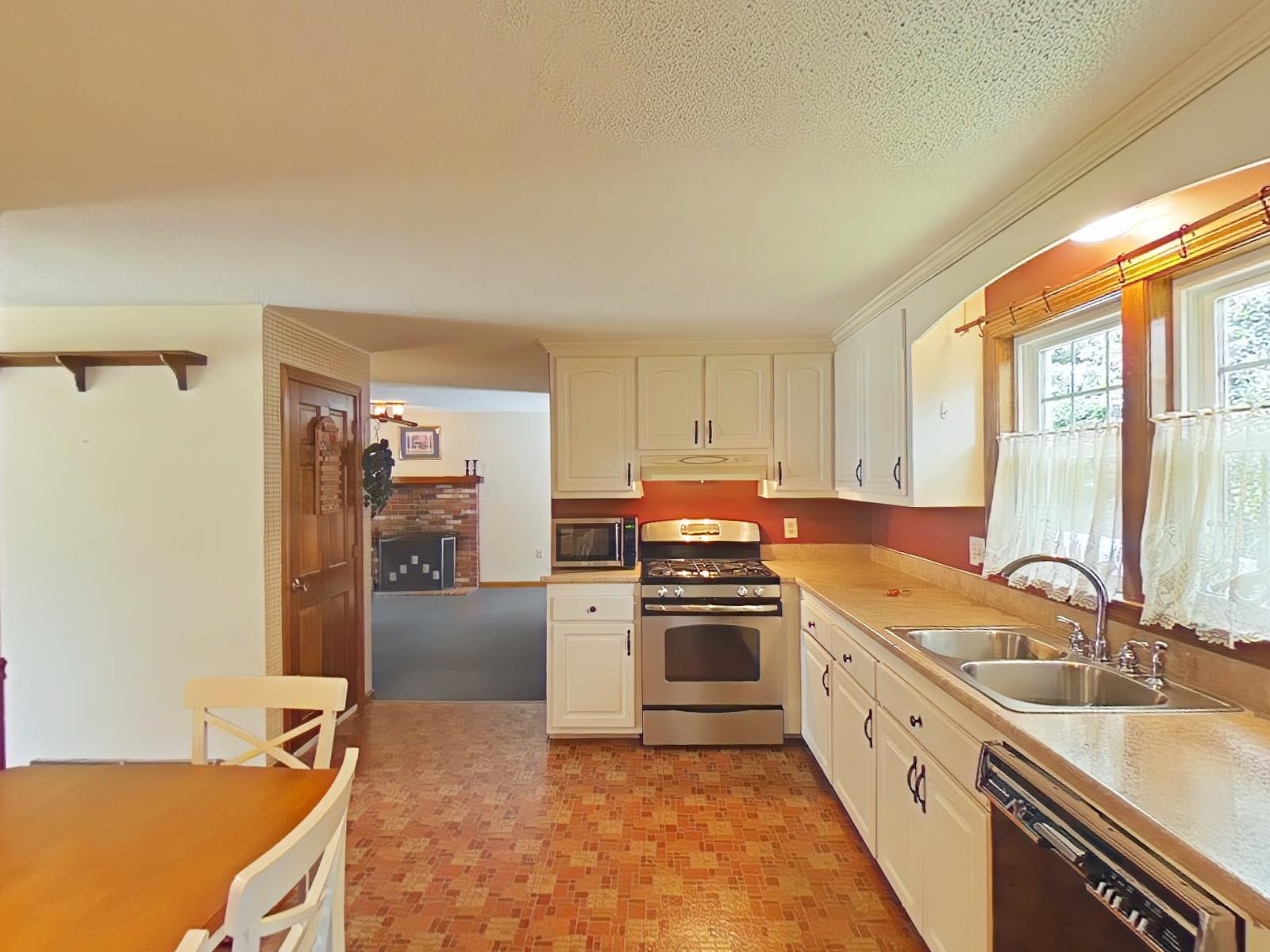 87 Peele Road Nashua, NH 03062 - Photo 8 of 40