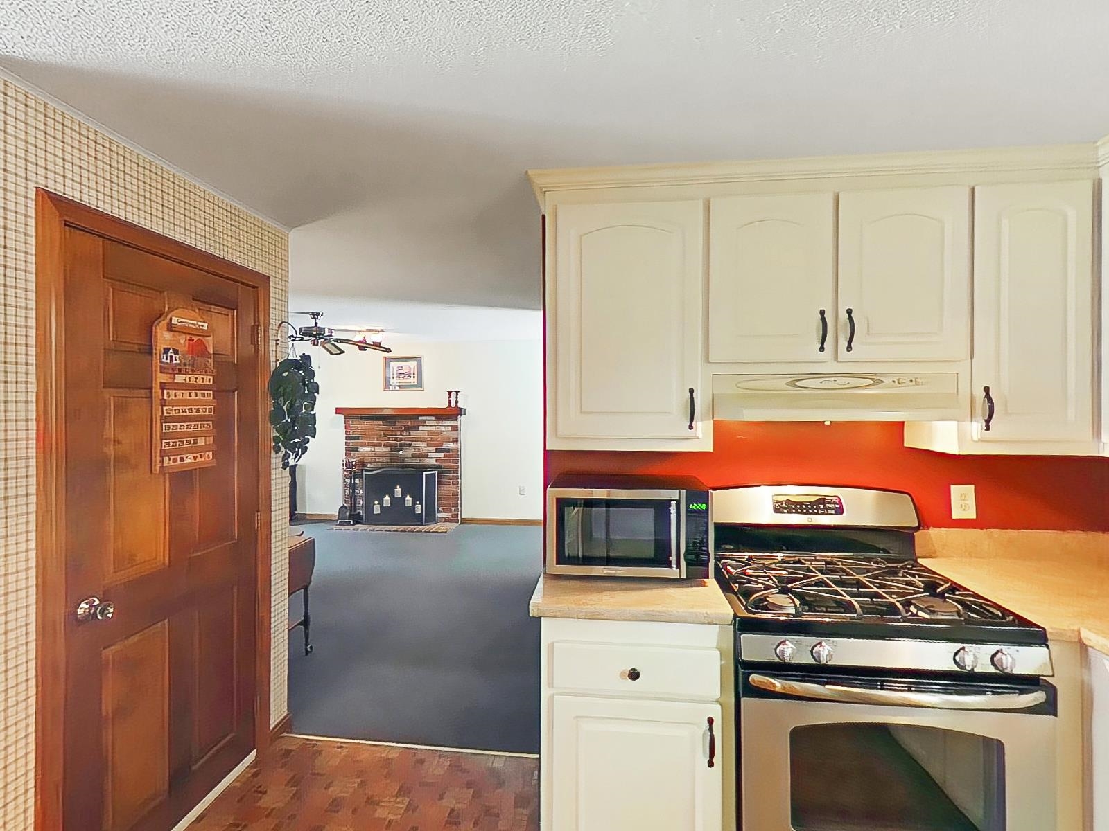 87 Peele Road Nashua, NH 03062 - Photo 9 of 40