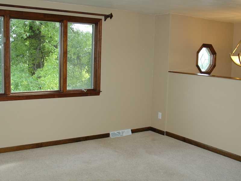 21 Profio Road McDonald, PA 15057 - Photo 4 of 12 Living Room.