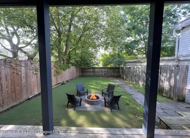 a view of a house with backyard and garden