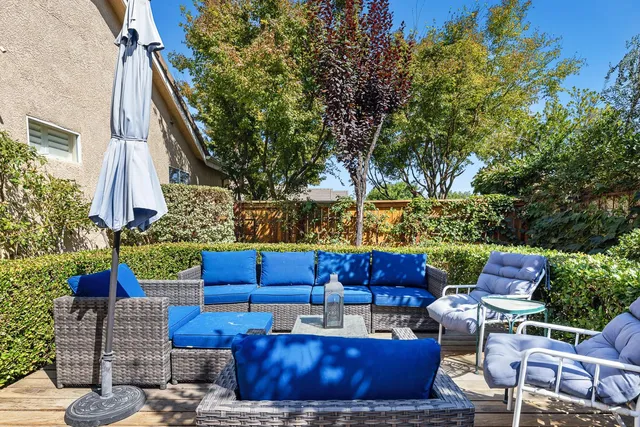 a view of a house with backyard and garden