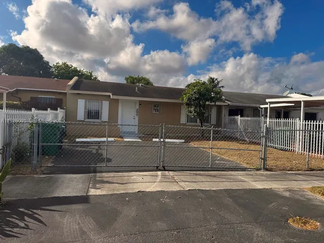 a view of a house with backyard
