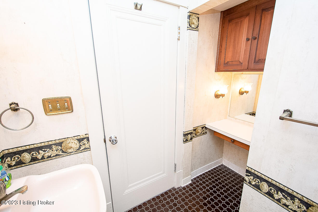 3819 Poplar Level Road Louisville, KY 40213 - Photo 20 of 45 Full Bath