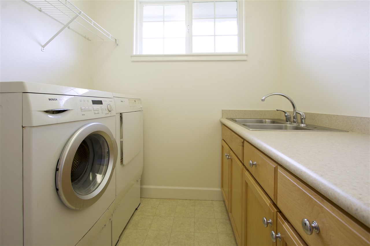 75 Kamalei Circle Kahului, HI 96732 - Photo 22 of 24 a utility room with dryer and washer