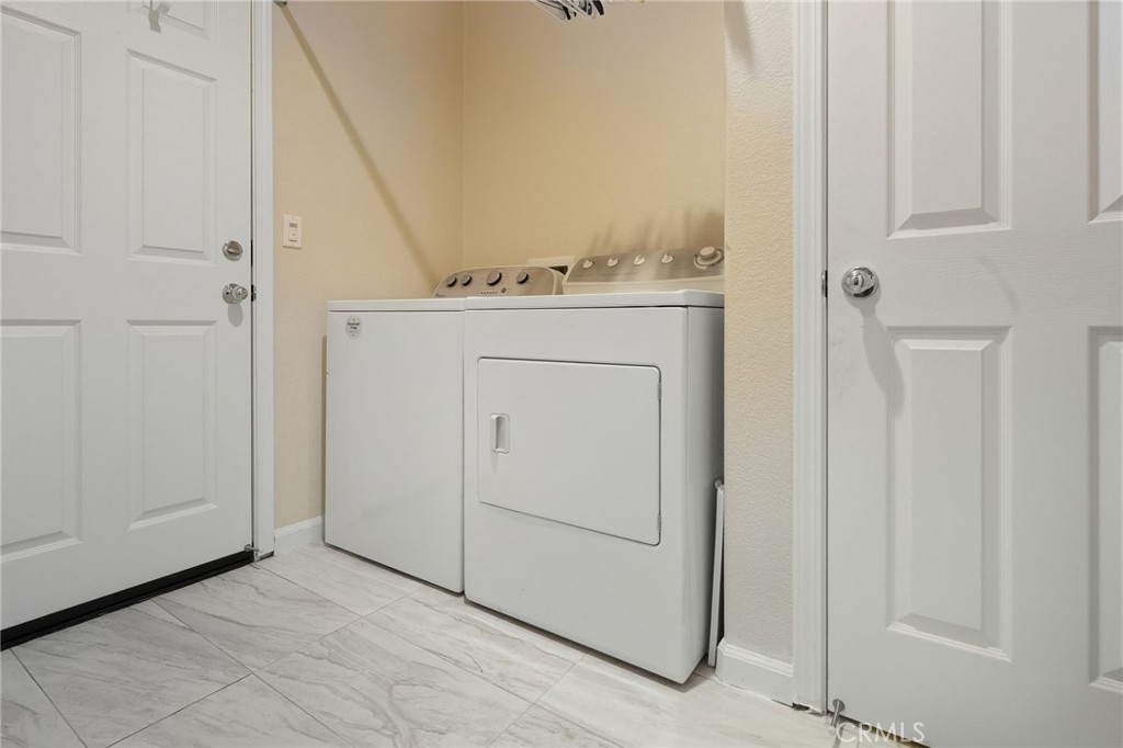 511 Glendon Court Merced, CA 95348 - Photo 26 of 37 a utility room with dryer and washer