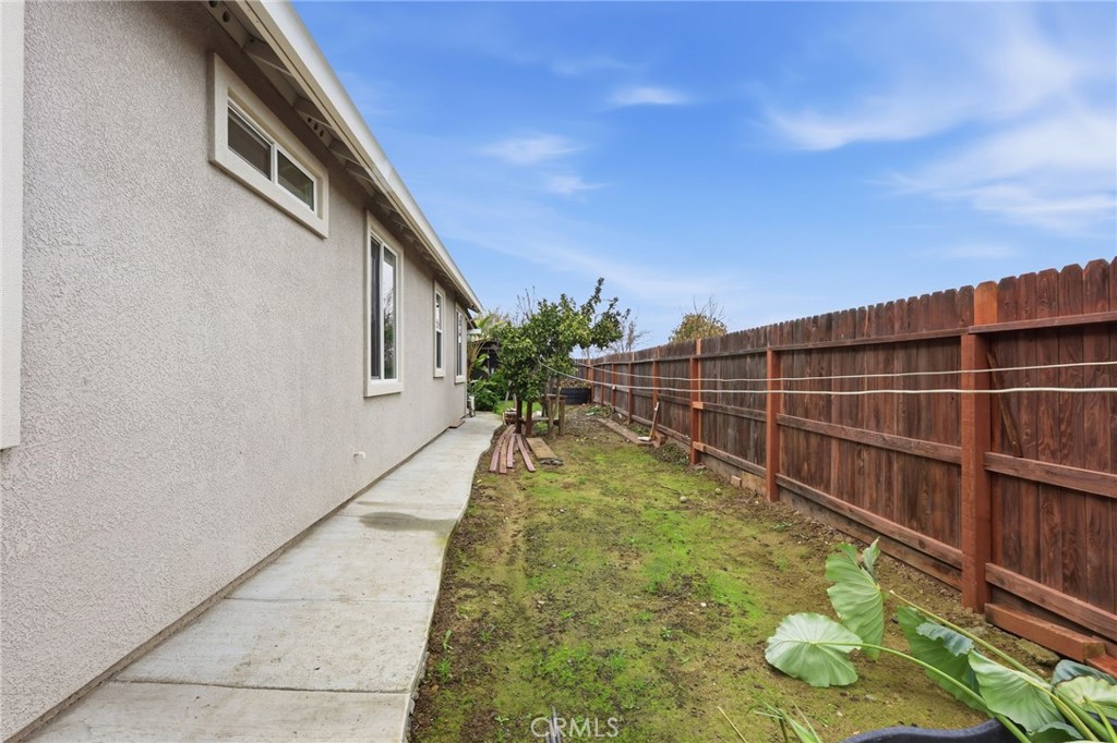 511 Glendon Court Merced, CA 95348 - Photo 33 of 37 a view of a backyard with chairs