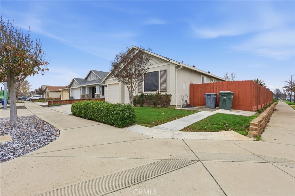 511 Glendon Court Merced, CA 95348 - Photo 4 of 37 a front view of a house with a yard and garage