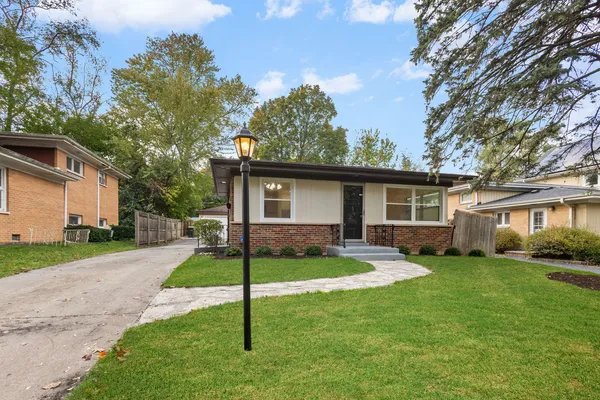 $529,900 | 223 Kenloch Avenue, Libertyville, IL 60048