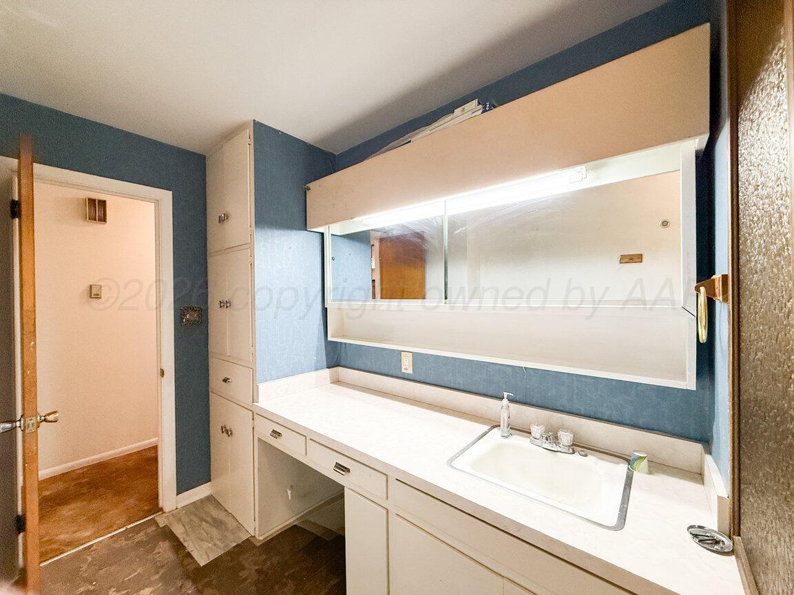 4305 South Bonham Street Amarillo, TX 79110 - Photo 29 of 48 Main bath-2